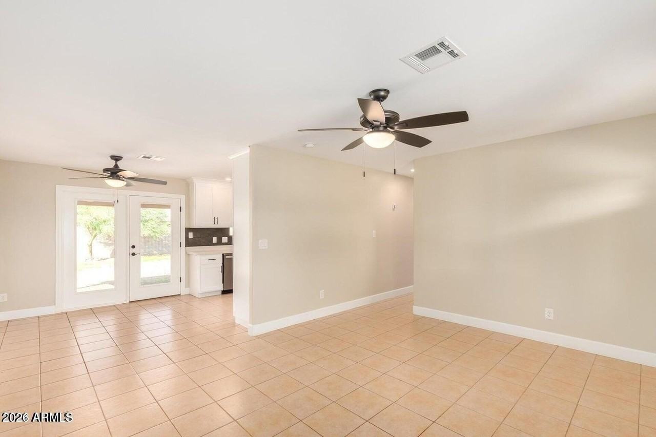 1102 W Anderson Dr - Photo 6 of 15