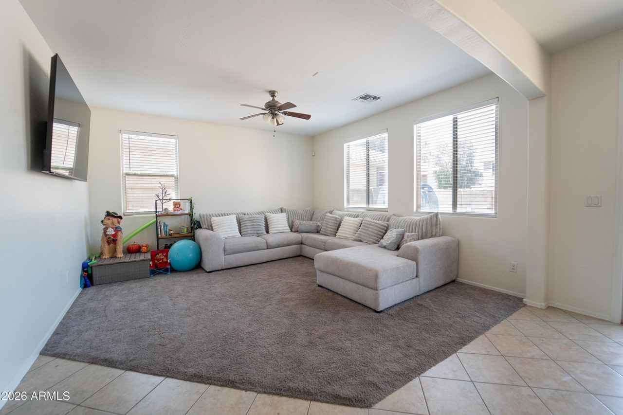 42592 W Somerset Dr - Photo 4 of 19