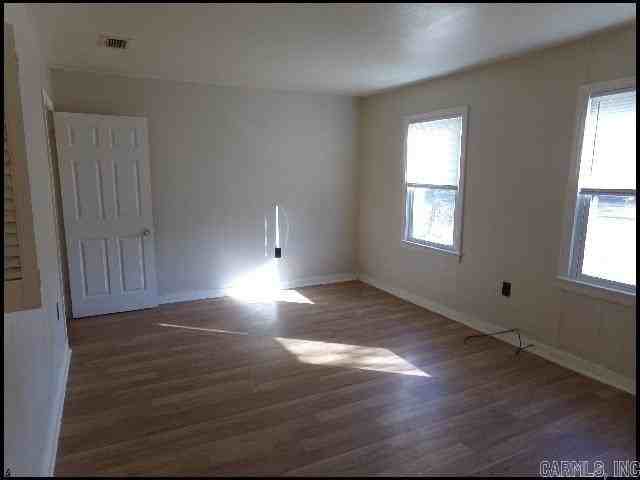 1320 Adams St - Photo 4 of 11