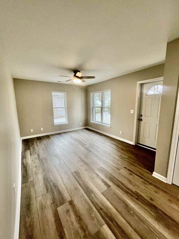 110 Hollywood Dr - Photo 2 of 14