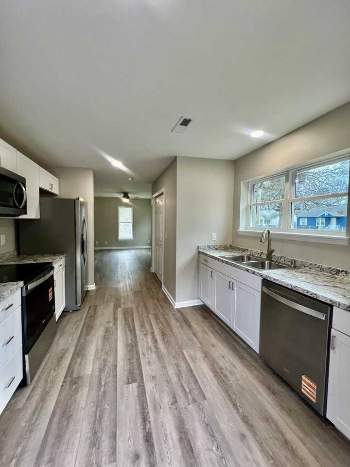 110 Hollywood Dr - Photo 4 of 14