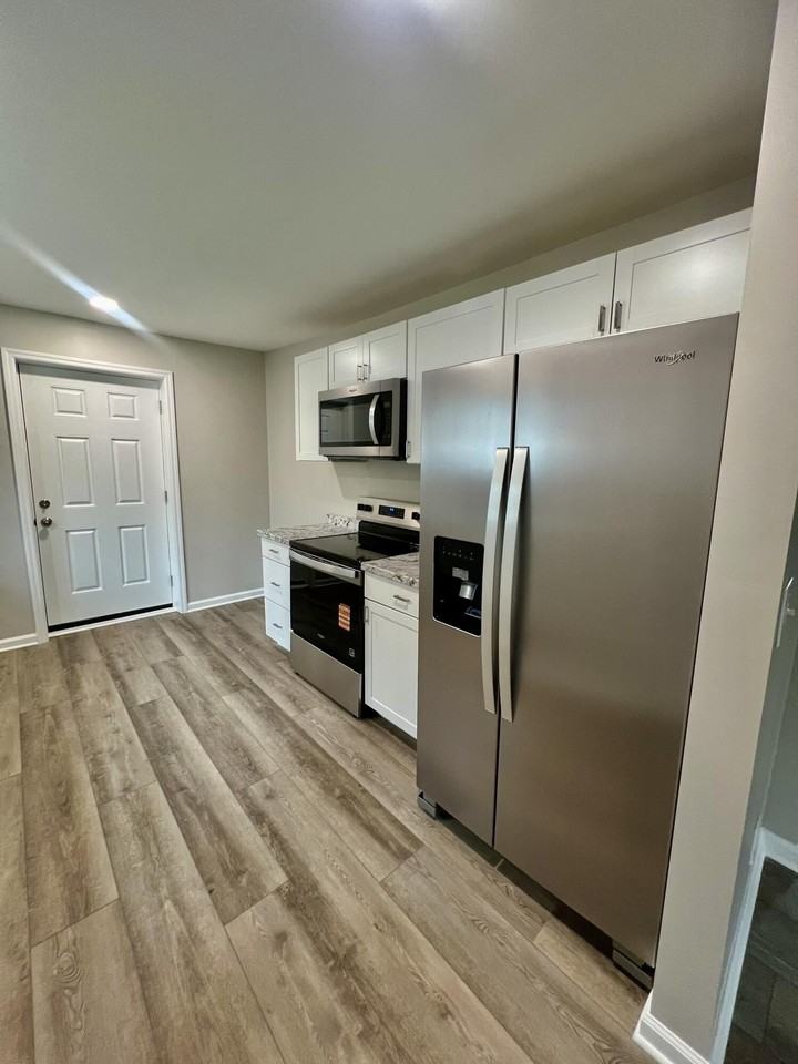 110 Hollywood Dr - Photo 5 of 14