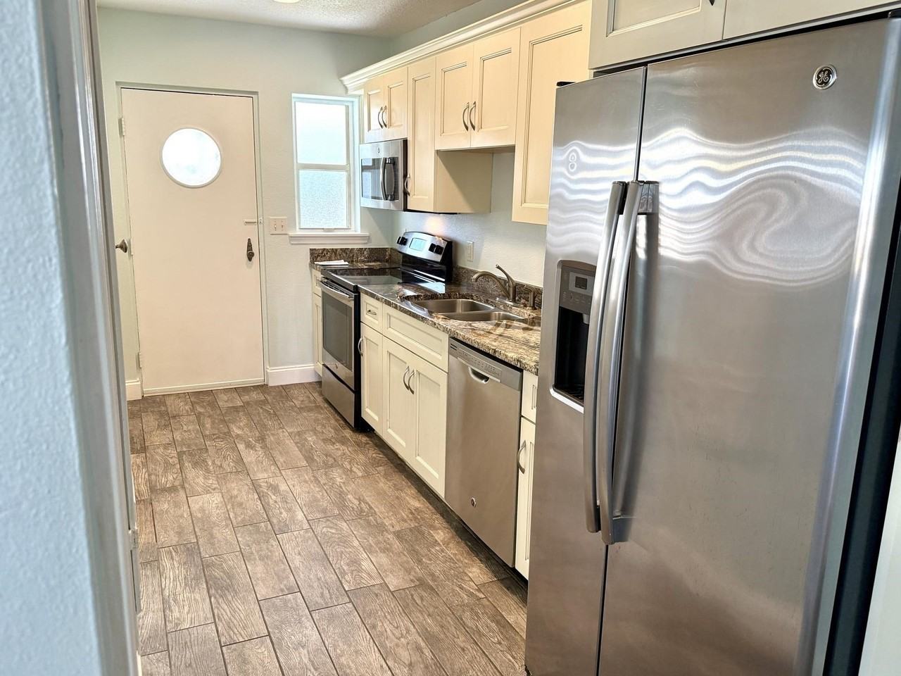 7 E ST A - Photo 3 of 17