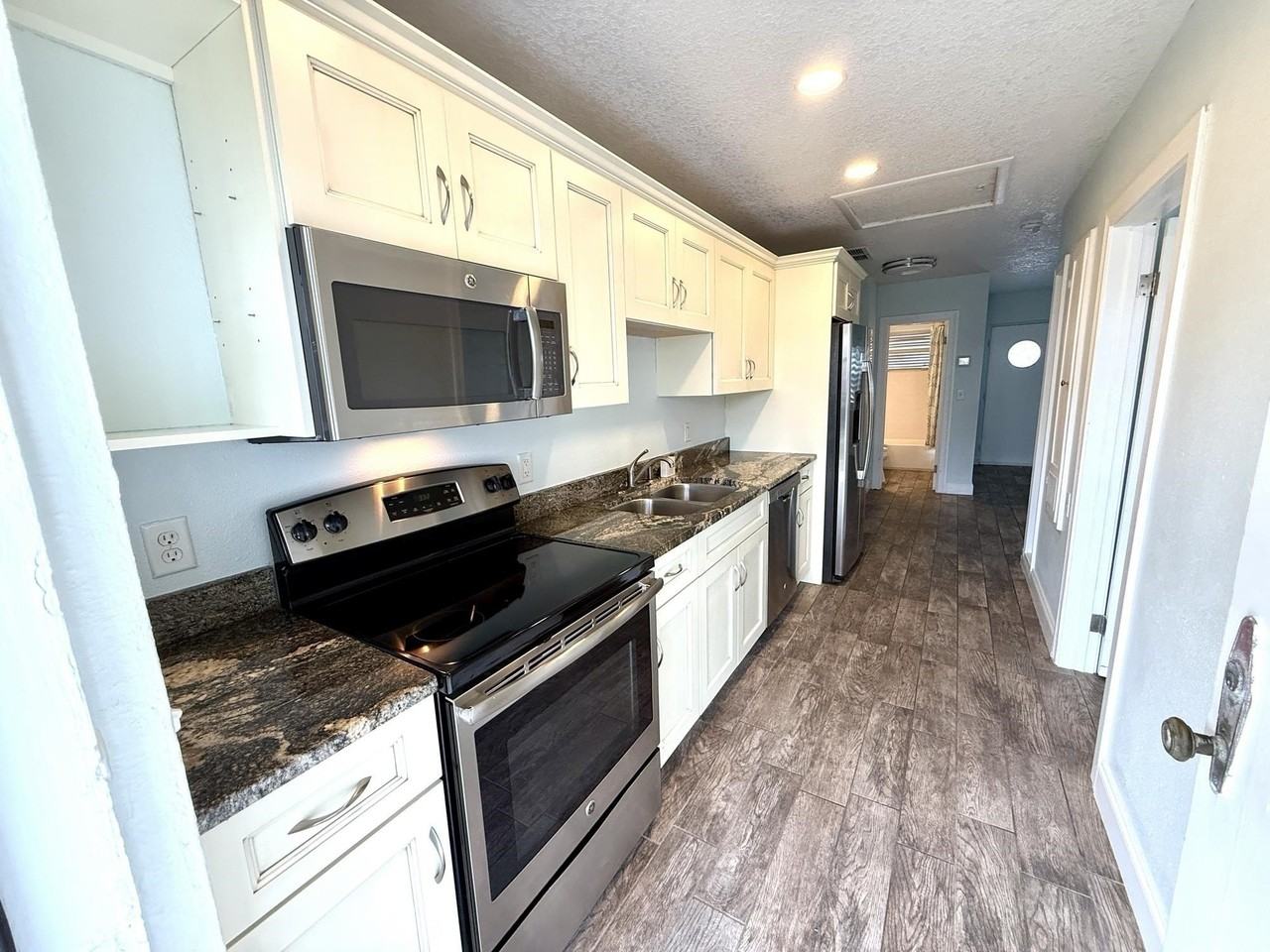 7 E ST A - Photo 4 of 17