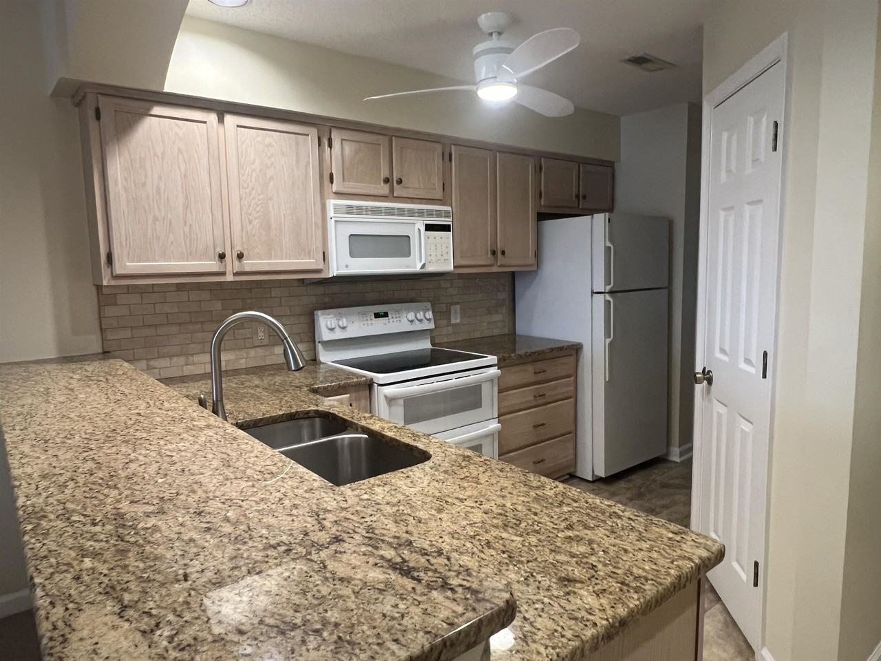 4622 Greenbriar Dr - Photo 5 of 20