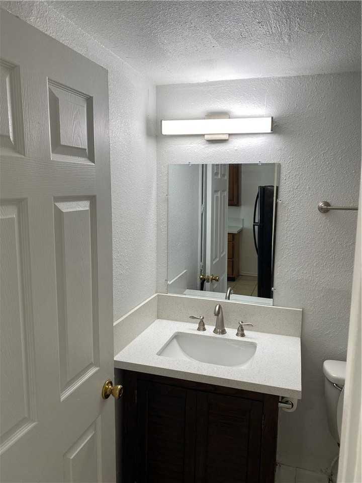 1004 Austin St Apt 5 #3 - Photo 7 of 9