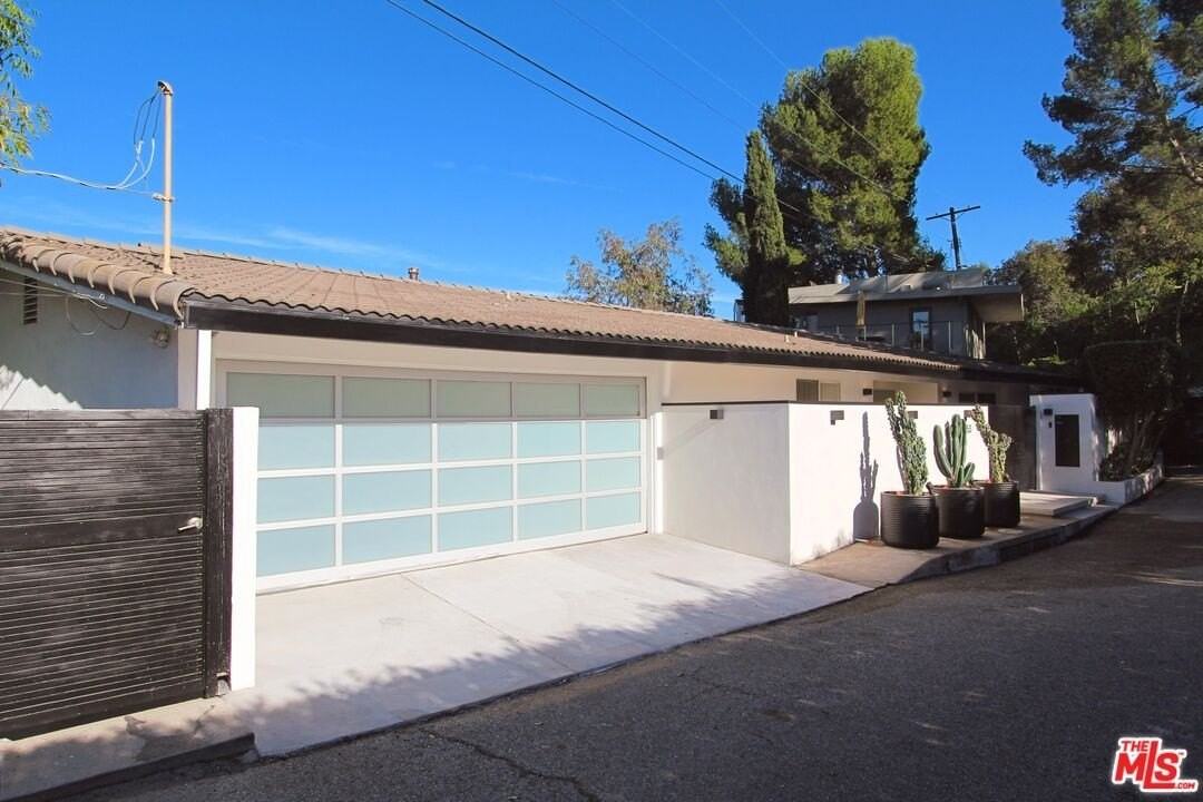 7353 Pyramid Pl - Photo 4 of 38