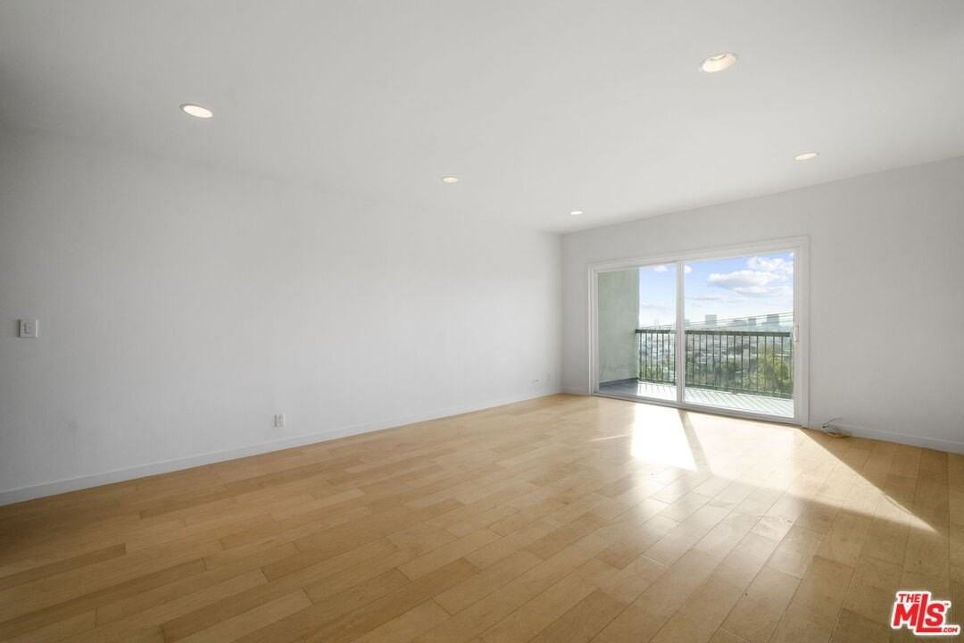 8550 Holloway Dr Apt 405 - Photo 6 of 26