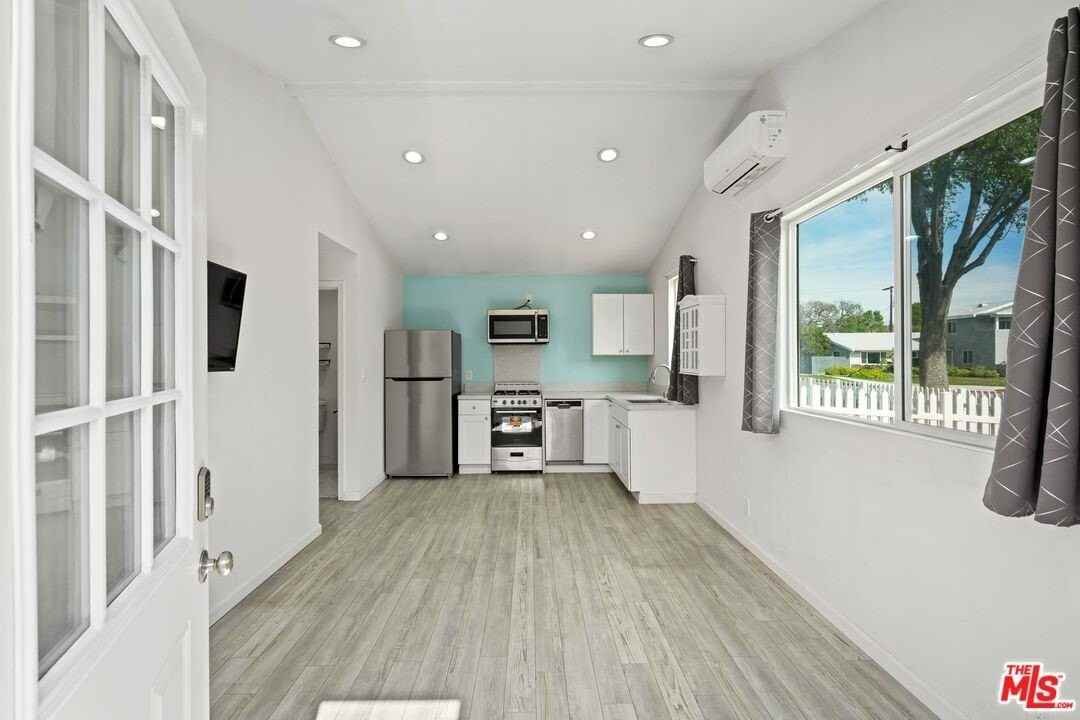 6723 Sheltondale Ave - Photo 3 of 16