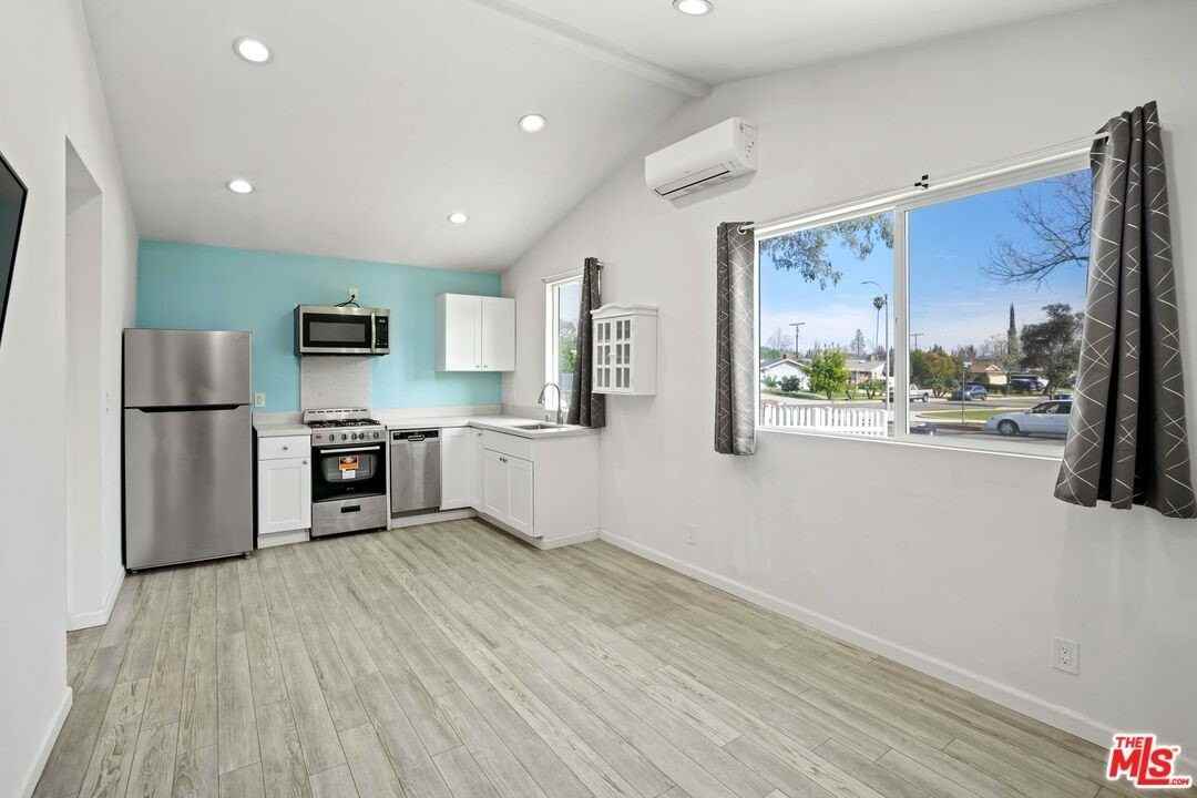 6723 Sheltondale Ave - Photo 4 of 16