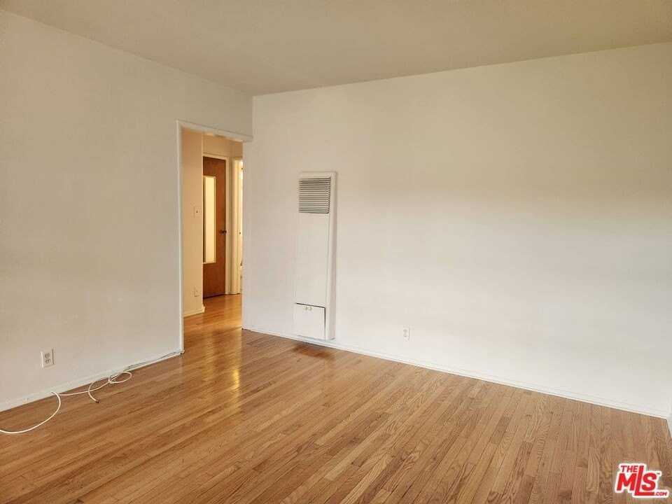 939 N Stanley Ave Apt 6 - Photo 2 of 11