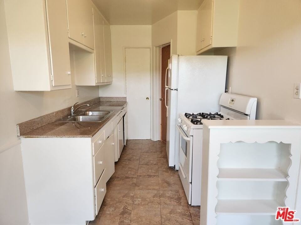 939 N Stanley Ave Apt 6 - Photo 3 of 11