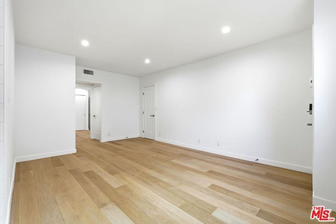 612 Huntley Dr Apt 4 - Photo 5 of 18