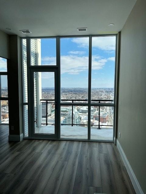 60 Charles St W - Photo 2 of 22