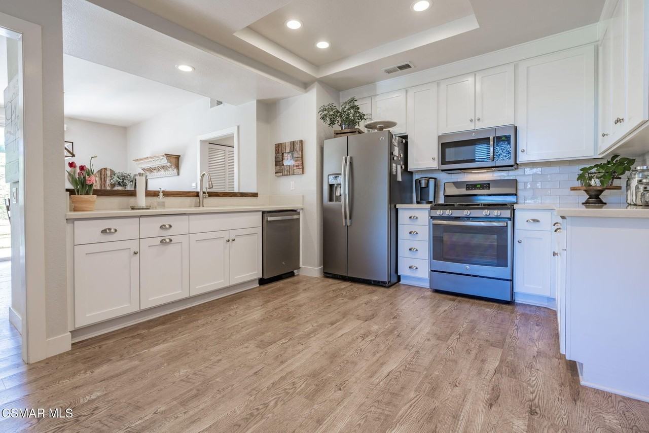 264 Ridgeton Ln Unit D - Photo 4 of 33