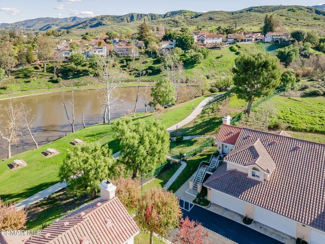 264 Ridgeton Ln Unit D - Photo 5 of 33