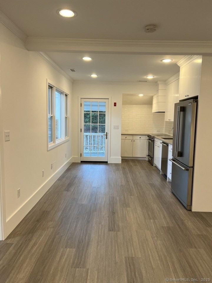 693 Post Rd Unit A - Photo 3 of 11