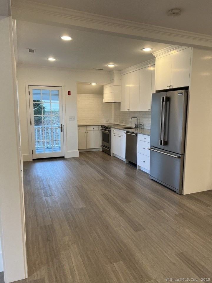 693 Post Rd Unit A - Photo 5 of 11