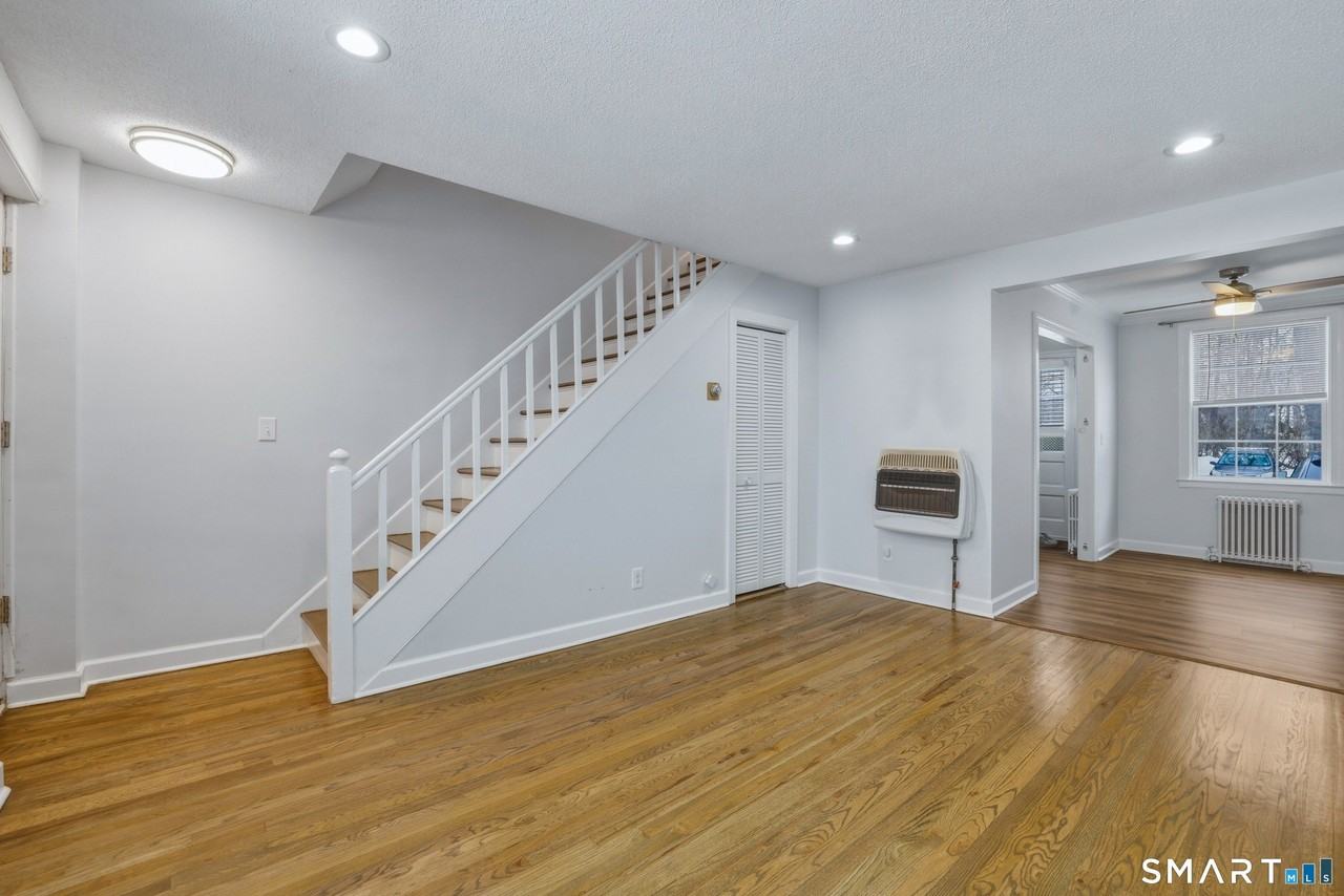 28 Garden Dr Apt J - Photo 4 of 19