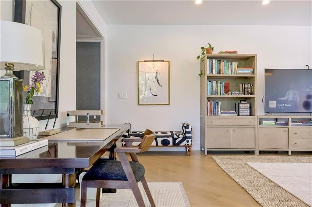 2575 Peachtree Rd Ne Apt 7g - Photo 3 of 30