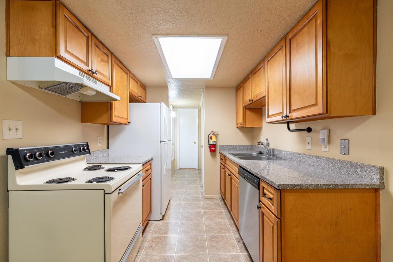 3528 Tyson Pl Ne Apt C - Photo 5 of 17