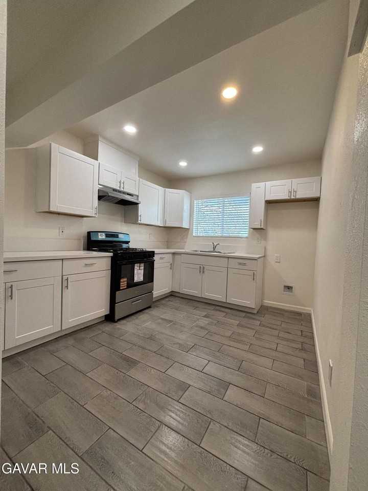 2658 Paxton Ave #B - Photo 3 of 9