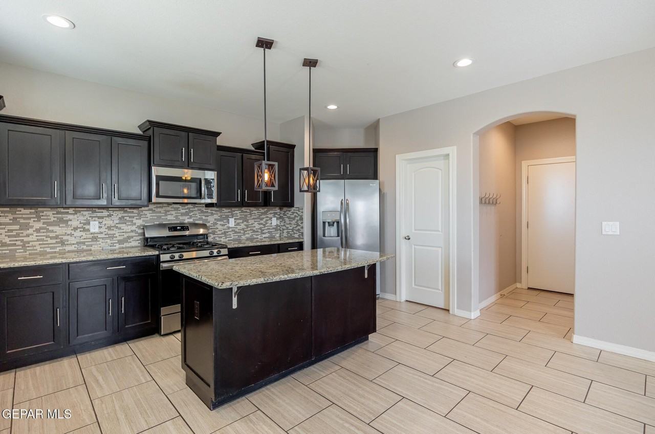 14447 Onnie Kirk Ave - Photo 6 of 43