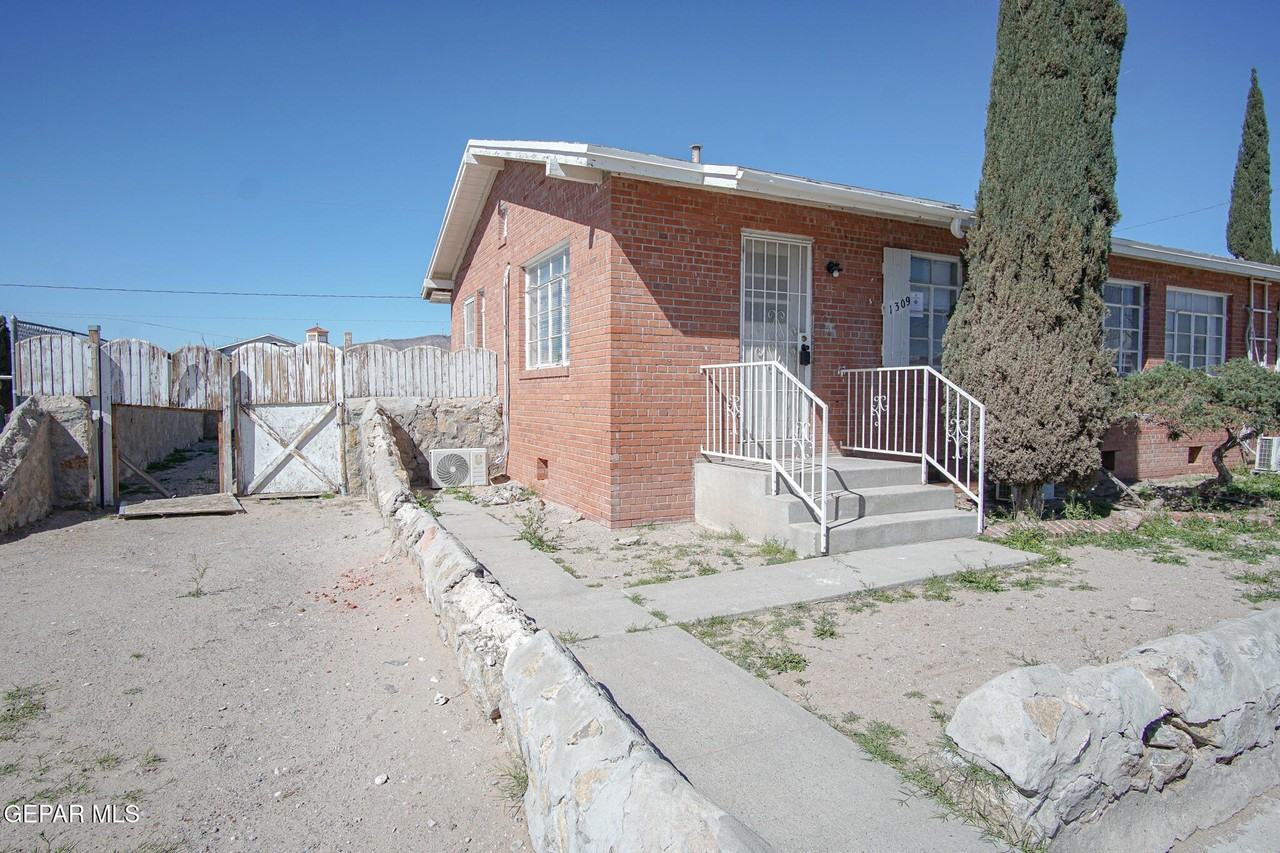 1309 Chadbourne St - Photo 2 of 17