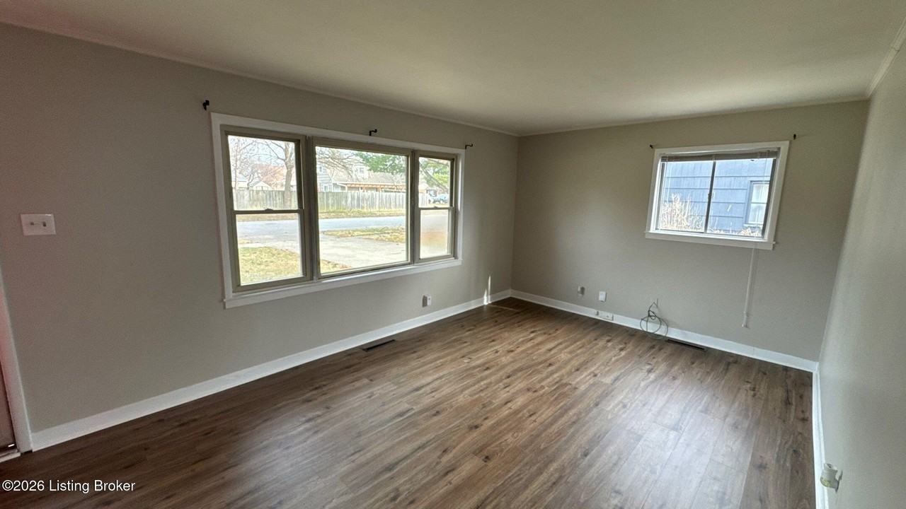 3122 Commander Dr - Photo 2 of 33