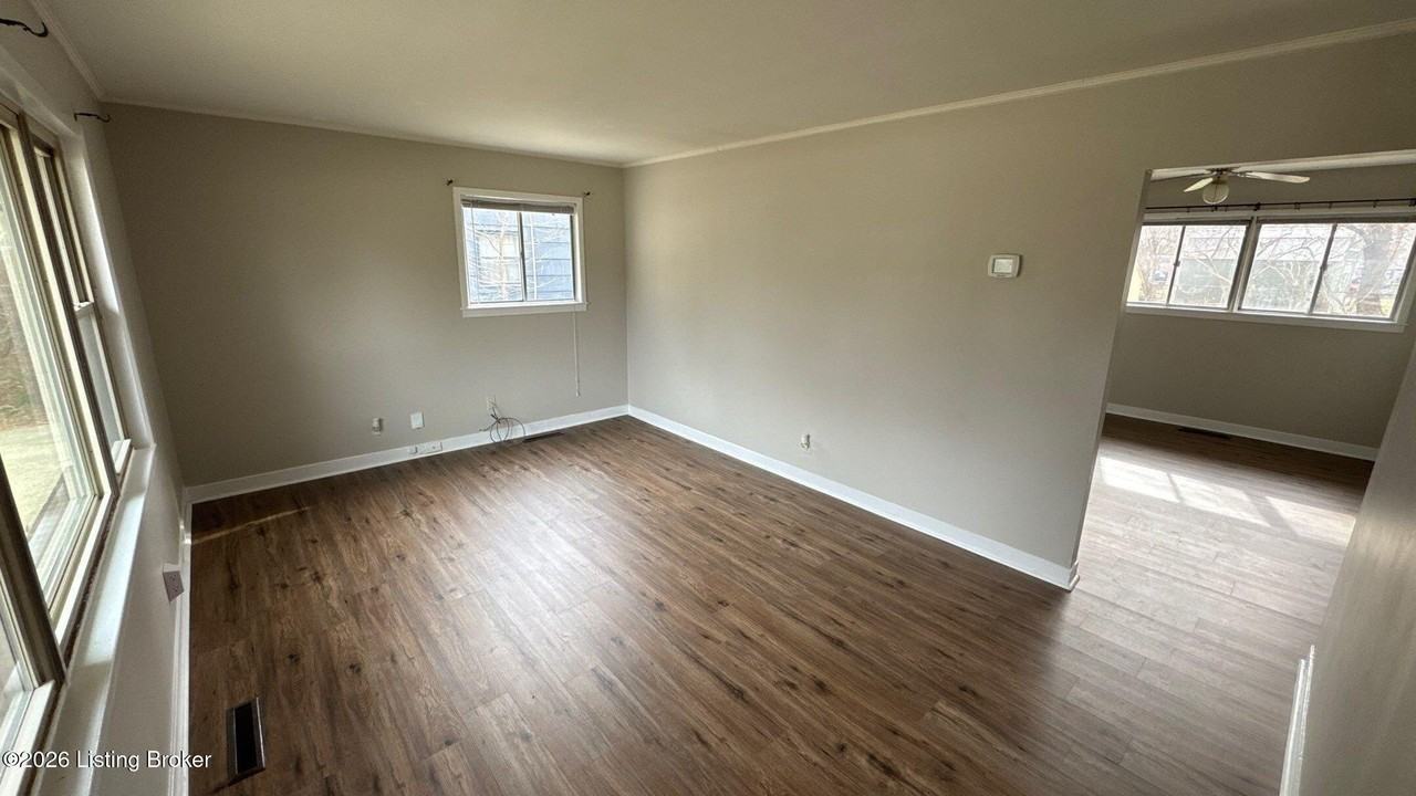 3122 Commander Dr - Photo 3 of 33