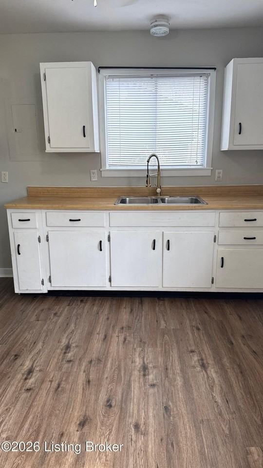 3122 Commander Dr - Photo 5 of 33