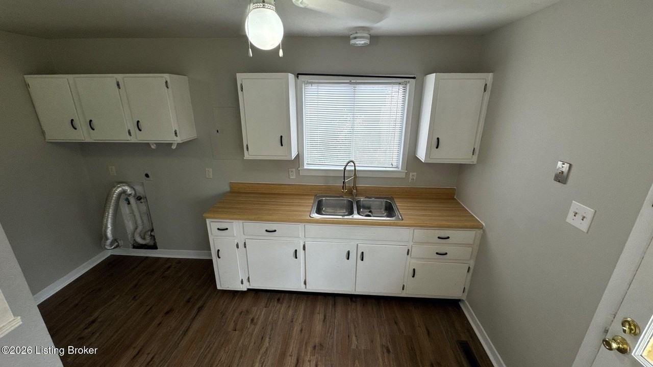 3122 Commander Dr - Photo 7 of 33