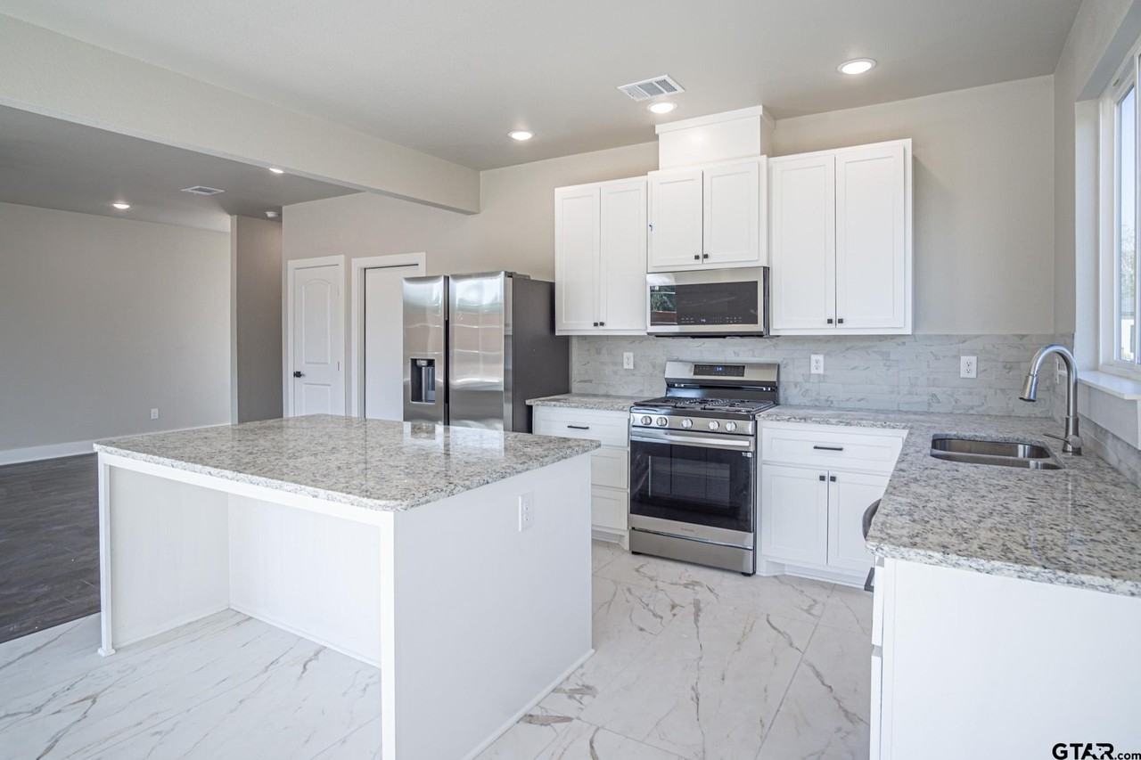 15455 Anna Ln - Photo 3 of 14