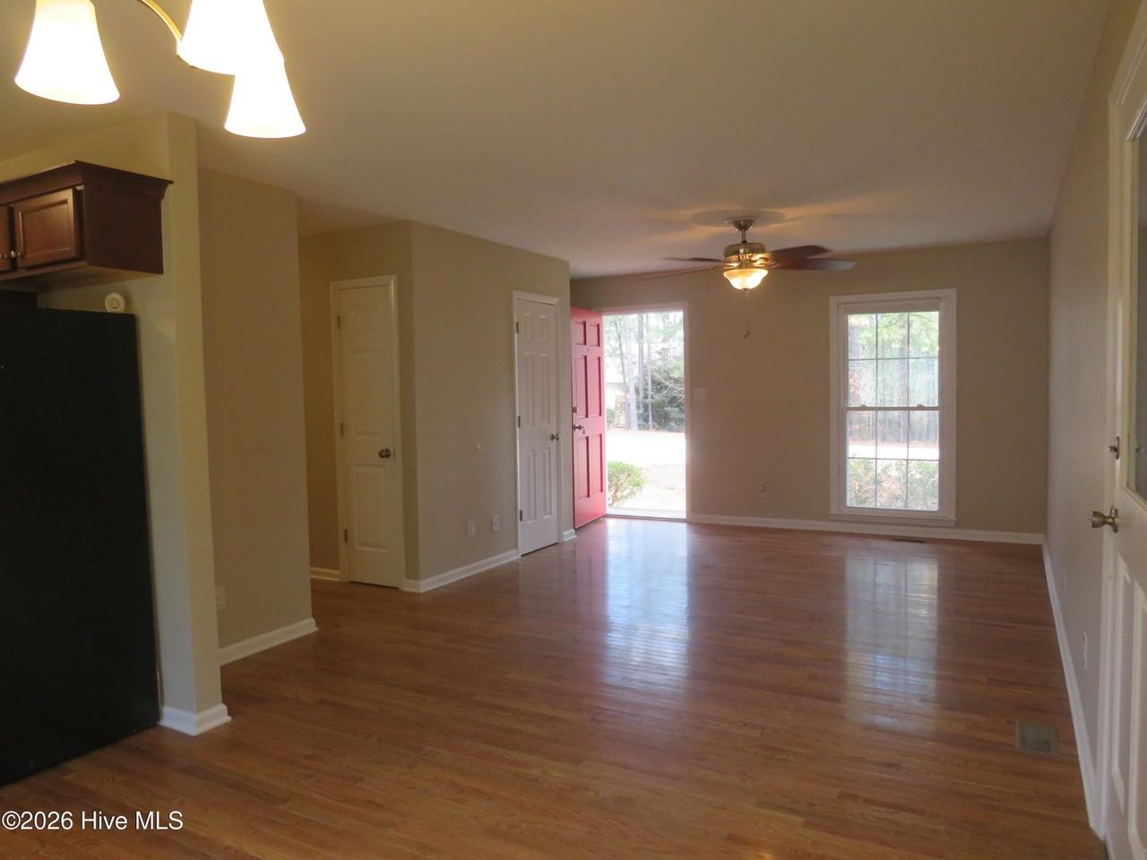 145 Sandhills Cir - Photo 5 of 18