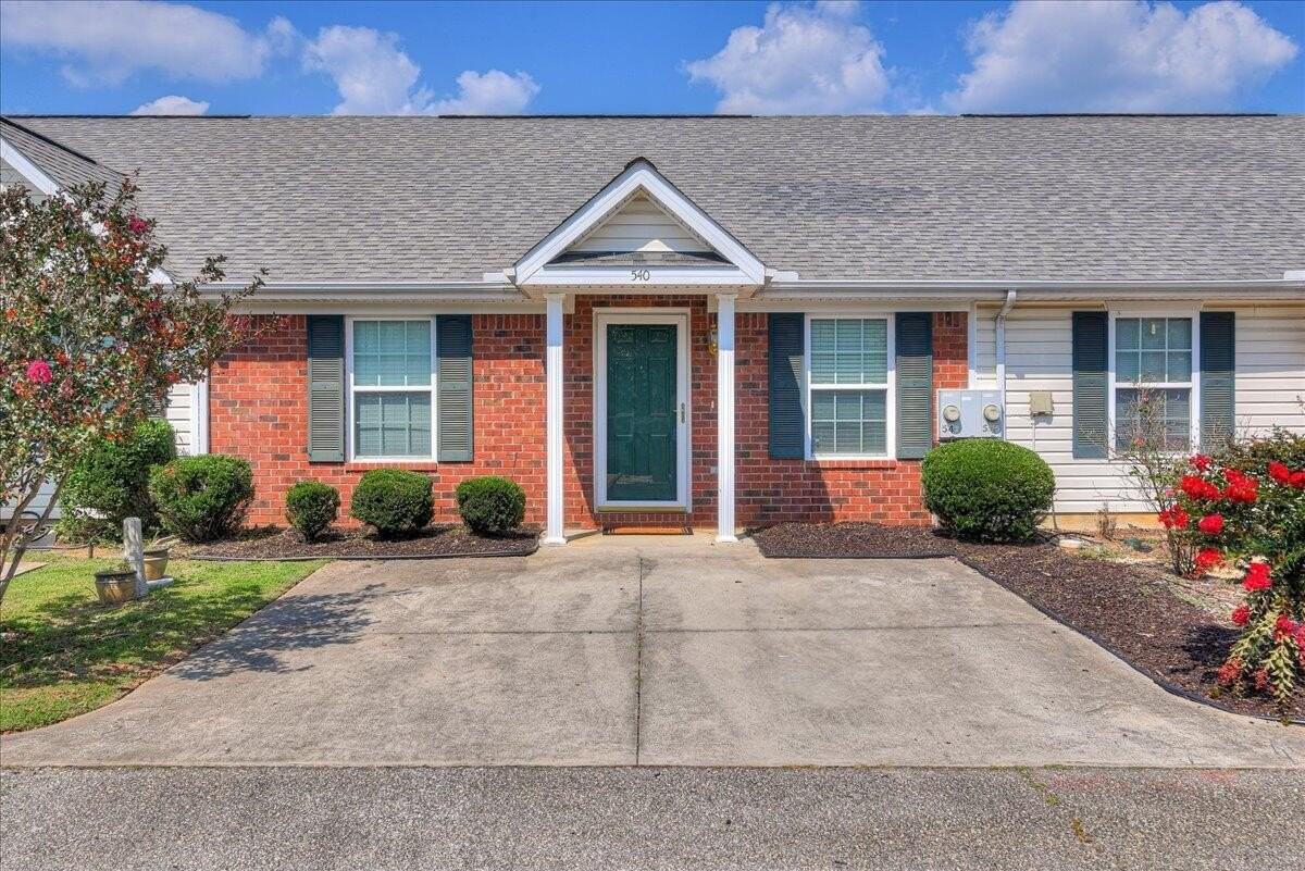 540 Edgecliff Ln - Photo 2 of 32