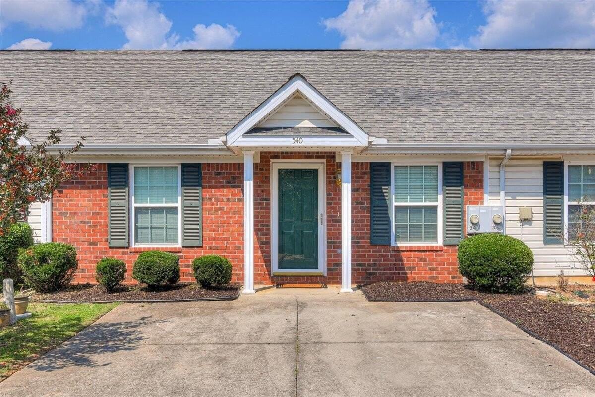 540 Edgecliff Ln - Photo 3 of 32