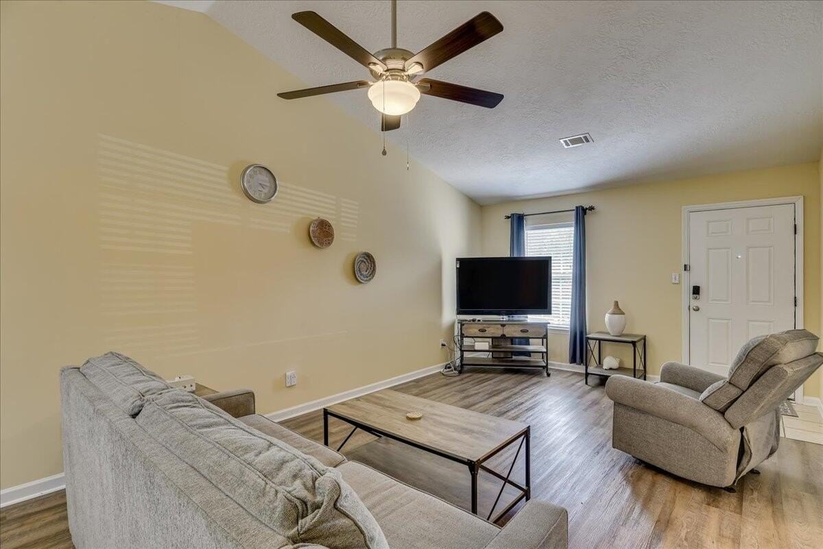 540 Edgecliff Ln - Photo 6 of 32