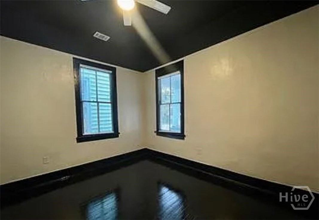 2221 Harden St - Photo 4 of 16