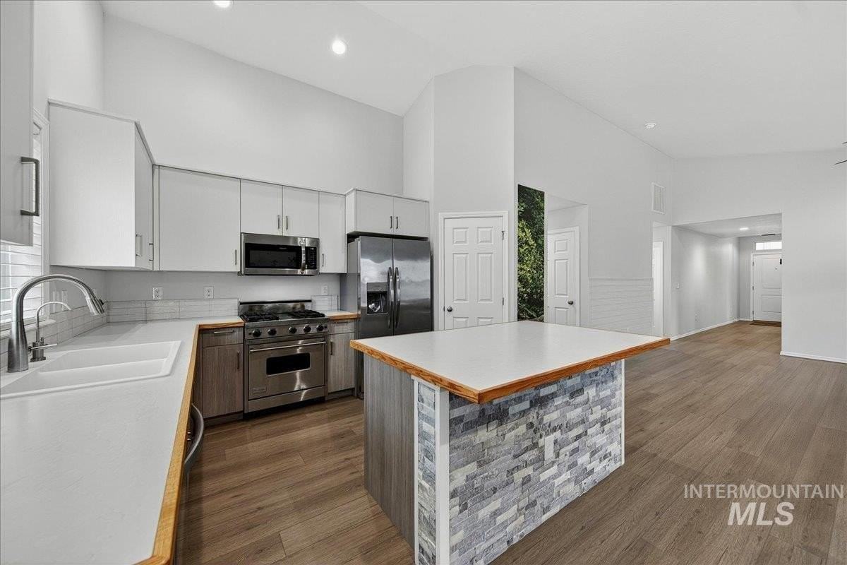 878 W Jasper St - Photo 3 of 26