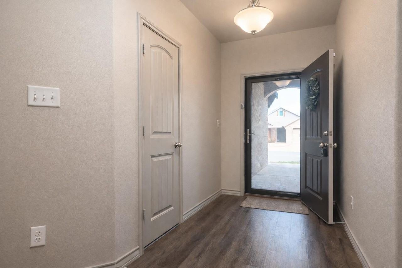 5305 Kemper St - Photo 3 of 18