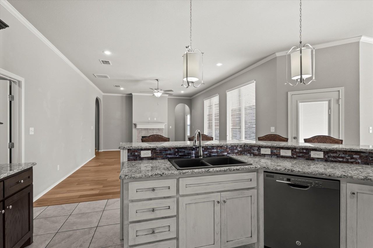 9616 Kline Ave - Photo 7 of 35