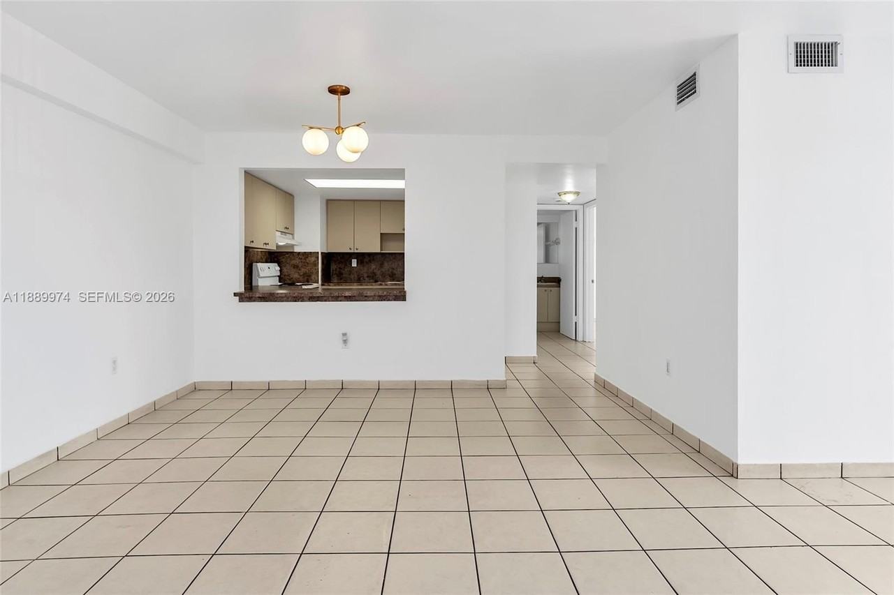 3945 Sw 89th Ave #201 - Photo 4 of 24