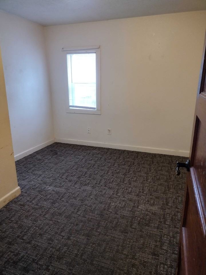 208 S Duluth Ave #1 - Photo 3 of 7