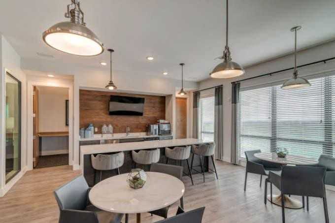 2333 Cascades Ave - Photo 3 of 10