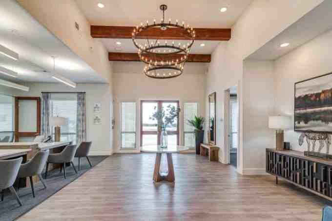 2333 Cascades Ave - Photo 5 of 10