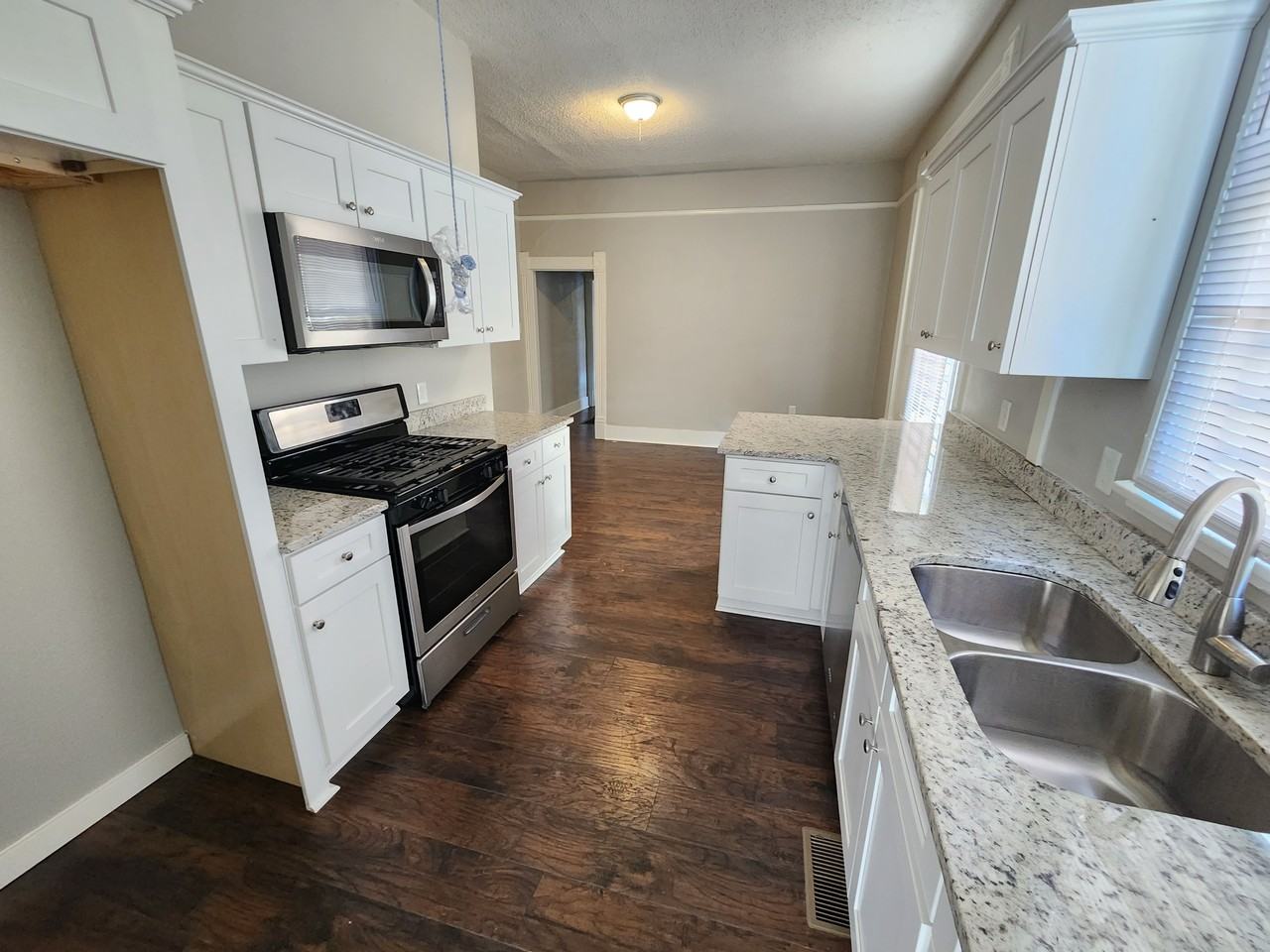 923 Abigail St #B - Photo 5 of 7