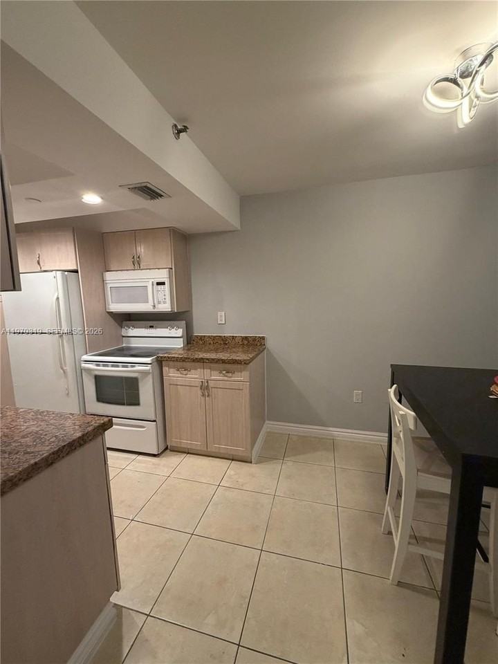 17600 N Bay Rd #N907 - Photo 2 of 22