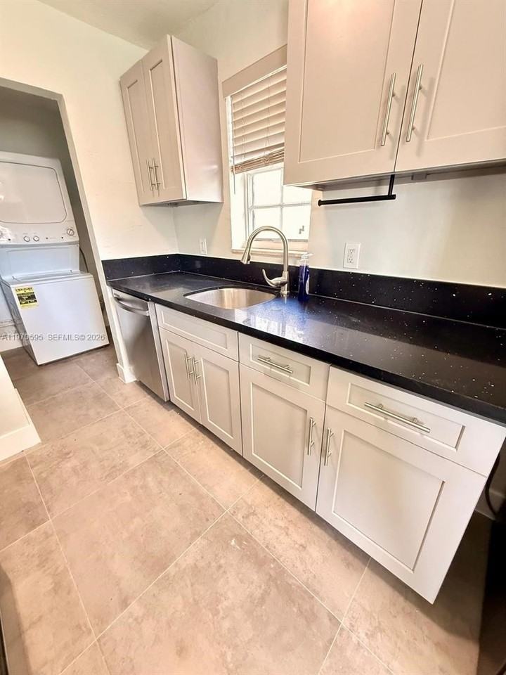 4021 Sw 27th St - Photo 4 of 13