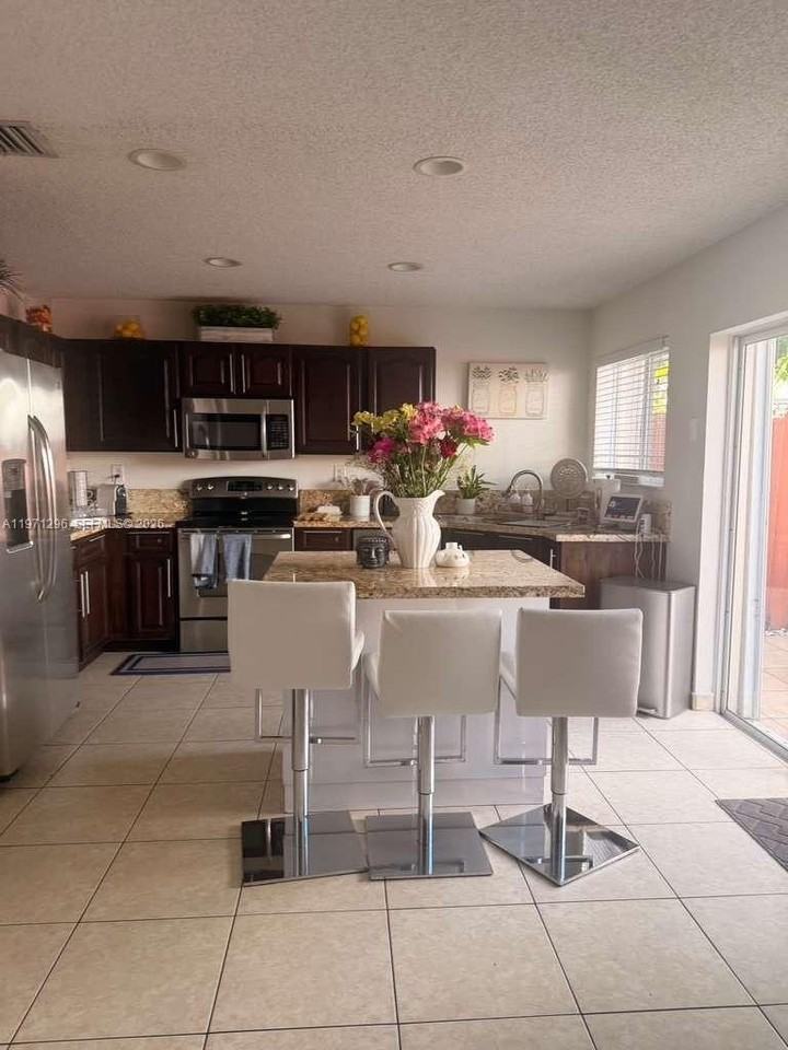 10863 Nw 53rd Ln - Photo 4 of 24