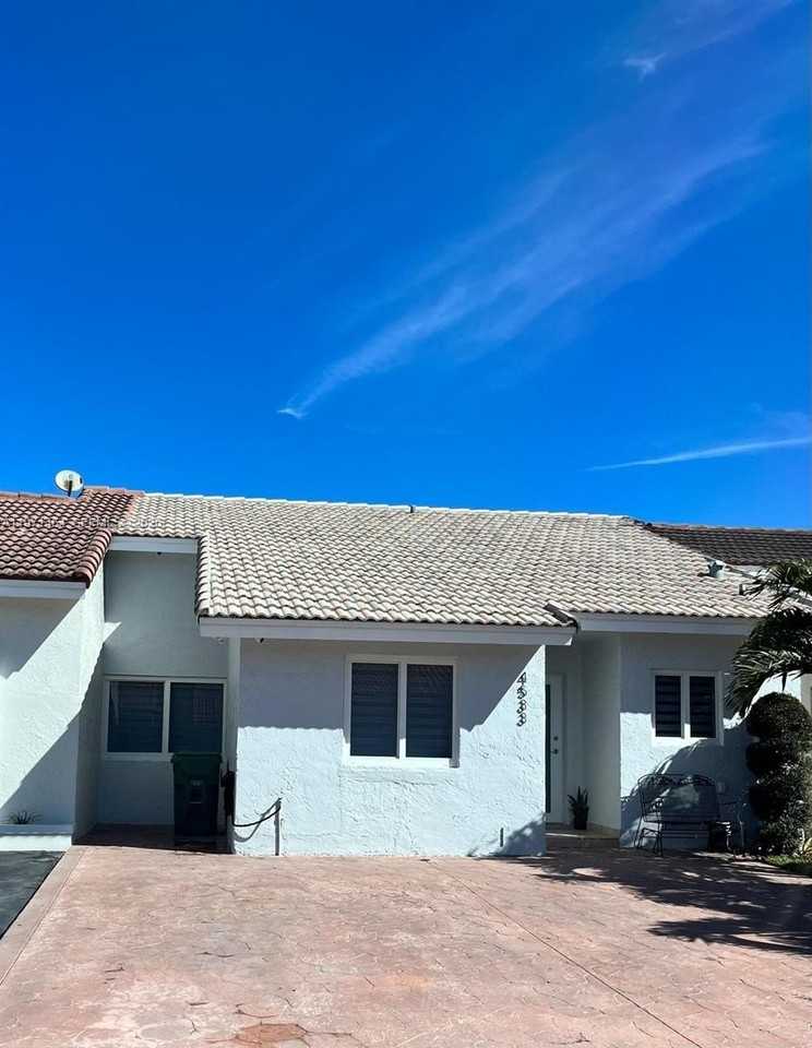 4533 Sw 143rd Pl - Photo 4 of 11